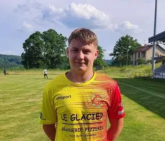 joueur de foot en jaune et rouge