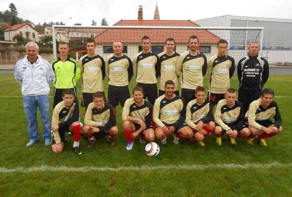 Equipe de foot, posant devant les cages