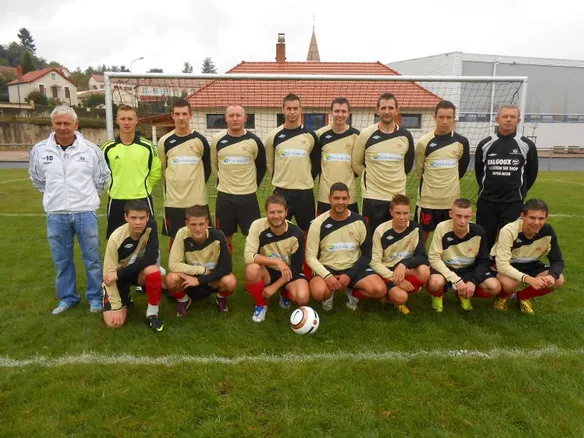 Equipe de foot, posant devant les cages