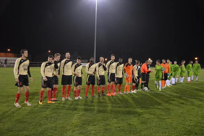 Equipe de foot, aligné posant fièrement