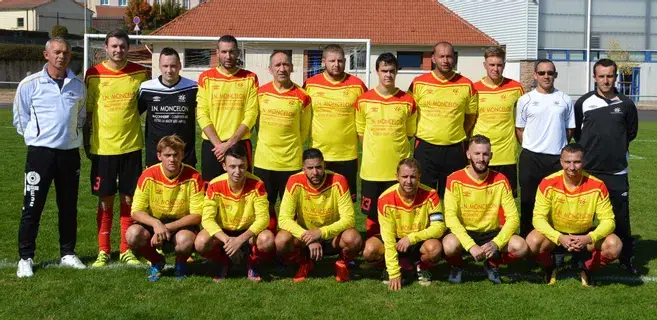 Equipe de foot posant fièrement devant les cages en maillot rouge et jaune