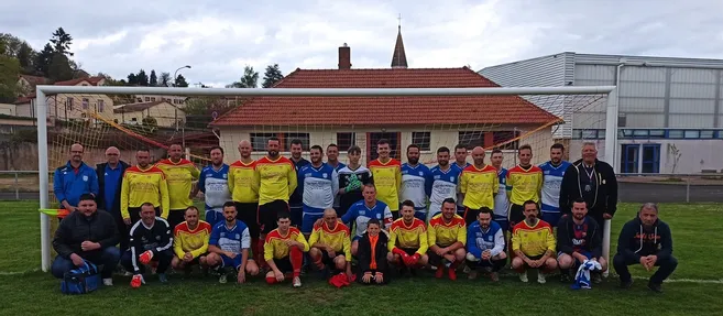 Equipe de foot, en maillot jaune et rouge posant devant les cages